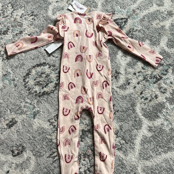 Jessica Simpson Rainbow Outfit - Picture 4 of 6